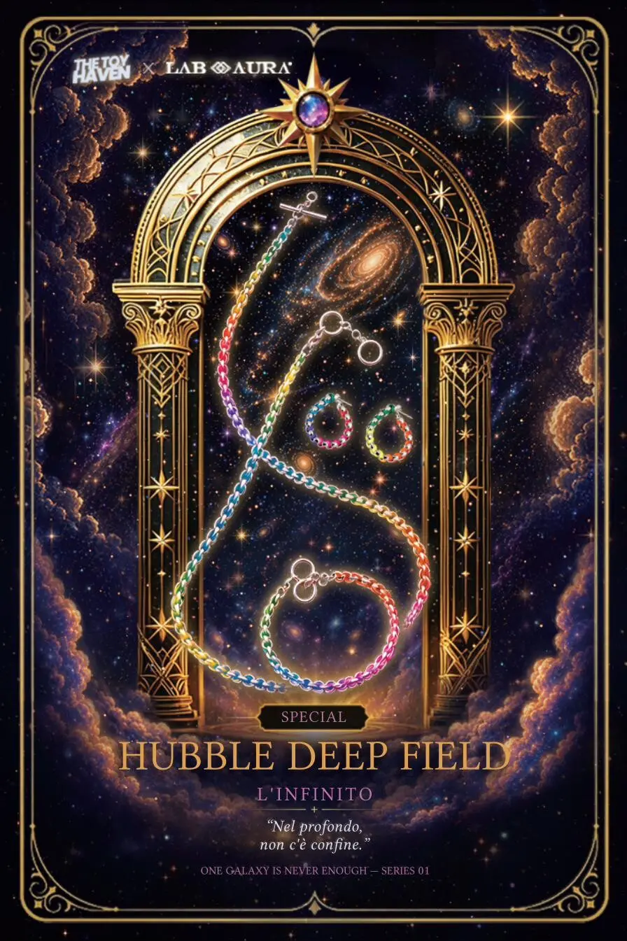 Card ufficiale speciale Hubble Deep Field – L’Infinito: portale celeste oro con collana, bracciale e orecchini multicolore su un campo profondo di galassie.